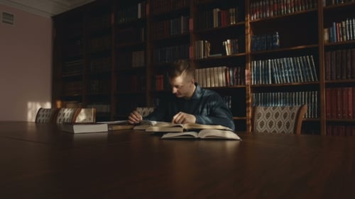 Le gars feuillete le livre