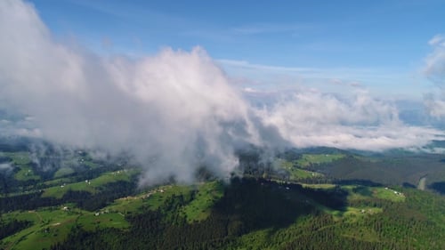 Bergdorf unter bewölktem Himmel