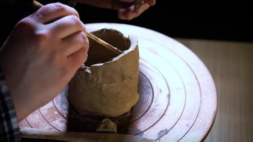 Les
outils spéciaux Potter manient la pâte à modeler. Maître Crock. Le processus de création en studio. Potier tordu