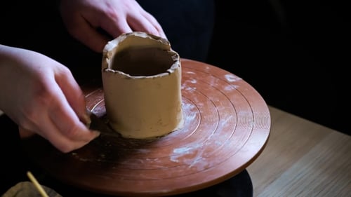 Les
outils spéciaux Potter manient la pâte à modeler. Maître Crock. Le processus de création en studio. Potier tordu