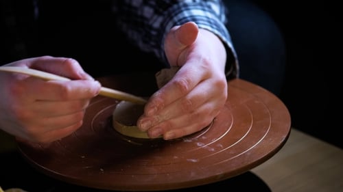 Les
outils spéciaux Potter manient la pâte à modeler. Maître Crock. Le processus de création en studio. Potier tordu