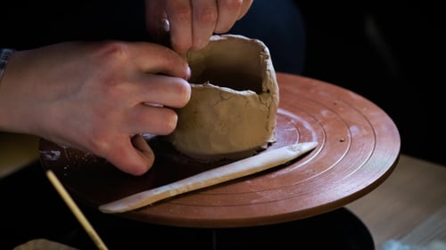 Les
outils spéciaux Potter manient la pâte à modeler. Maître Crock. Le processus de création en studio. Potier tordu