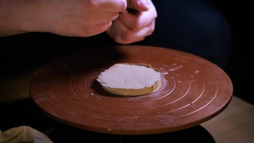 Les
outils spéciaux Potter manient la pâte à modeler. Maître Crock. Le processus de création en studio. Potier tordu