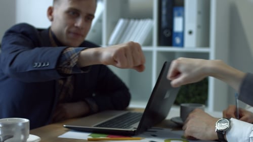 Partenaires donnant un coup de poing après une transaction complète