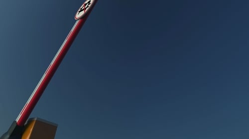 Fermeture de la barrière avec le signe d'interdiction Bitcoin