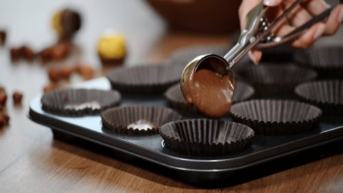 Cocinar cupcakes de chocolate en forma