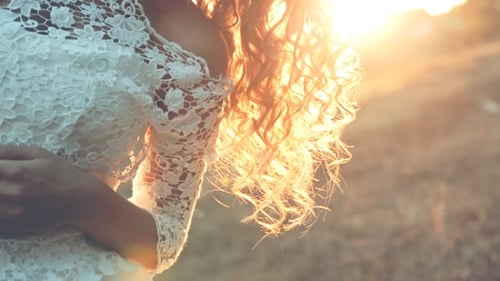 Portrait de Beauty Sunshine Girl en robe blanche. Femme heureuse souriante. Journée d'été ensoleillée.