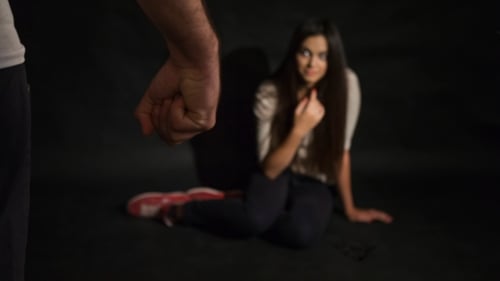 Mujer de violencia doméstica siendo abusada y estrangulada por un hombre fuerte
