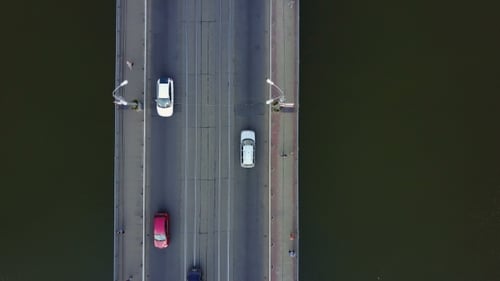 Brückenstraße mit Autoverkehr