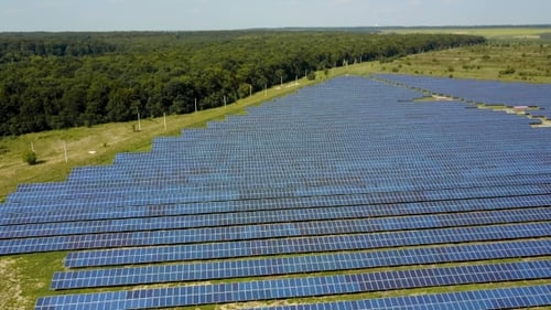 Solarbatterie auf Wiese