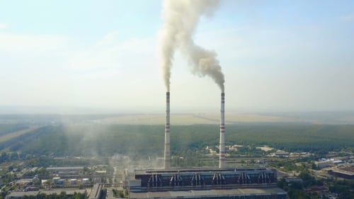 Chimeneas industriales con humo