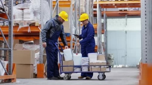 Mann und Frau arbeiten im Lagerhaus