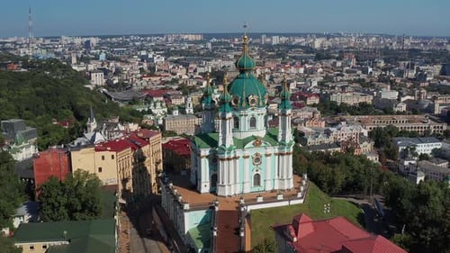 Magnifique vol au-dessus de l'église Saint-André de Kiev. Vue de dessus de Podol. De nombreux bâtiments et églises.