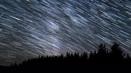Star Trails im Nachthimmel