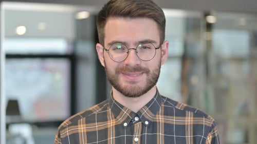 Porträt eines jungen Designers lächelt in die Kamera