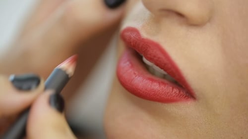 Permanentes Make-up auf den Lippen