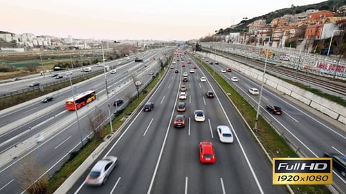 Autobahnverkehr: Autos fahren erhöhte Sichtweise auf dem mehrspurigen Speedway