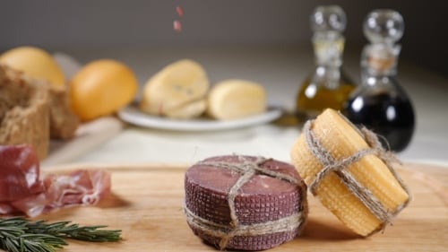 Concept de restaurant. Réglage de la table. Deux morceaux de fromage décorés avec de la corde sont en bois