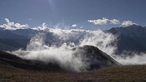 Formación de una nube sobre la cima de la montaña