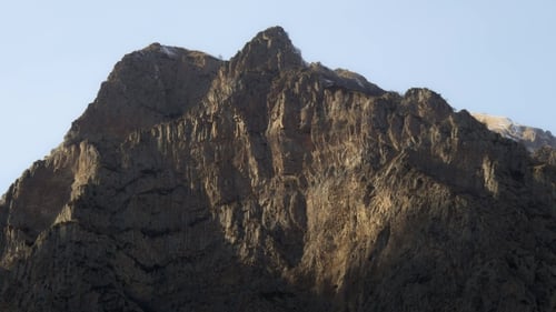 Roca majestuosa en los rayos del sol poniente