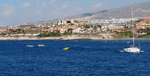 Die Yacht kommt zurück zum Hafen