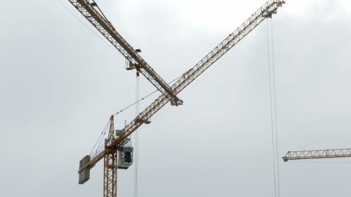 Baukran arbeitender Turmbau