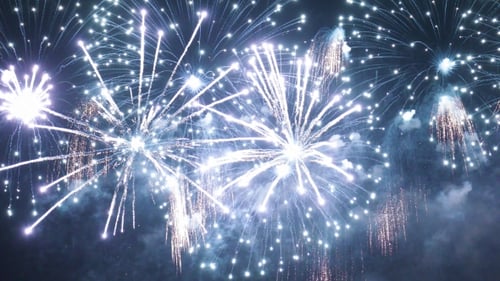 Buntes Feuerwerk explodiert am Nachthimmel. Feste und Veranstaltungen in leuchtenden Farben.