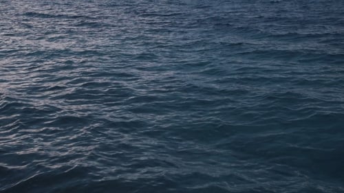 Olas de agua, no muy grandes.