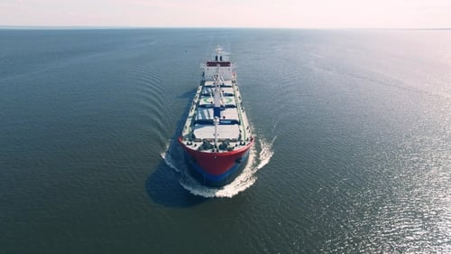 Frachtschiff segelt im Meer