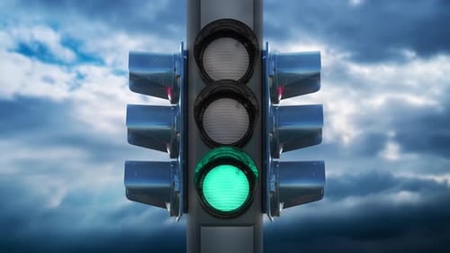 Ampeln mit wechselnden Farben gegen Himmel mit Wolken
