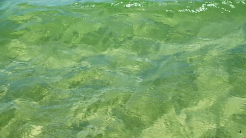 die Textur des Meerwassers in Ufernähe Kleine Wellen türkisfarbenes Wasser des Mittelmeers