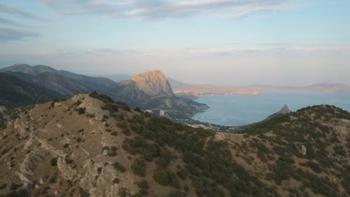 Drohnenaufnahmen einer wunderschönen Bucht auf der Krim mit Blick auf den Berg Sokol und die Stadt der Neuen Welt