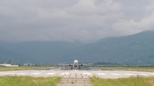 Flugzeug startet vom Flughafen in den Bergen - Georgia
