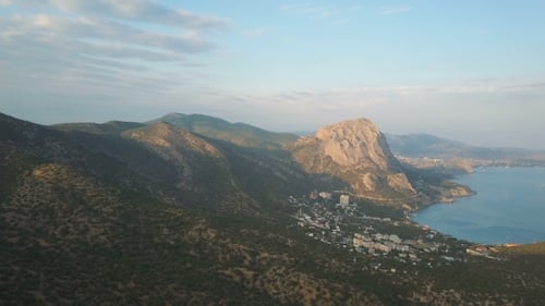 Luftaufnahme von erstaunlichen Bergen und Felsen an einem Karaul-oba-Berg an der Küste auf der Krim