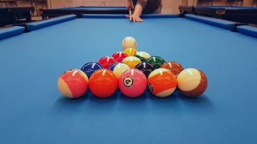 Jugar al billar en el club