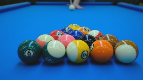 Jouer au billard dans le club