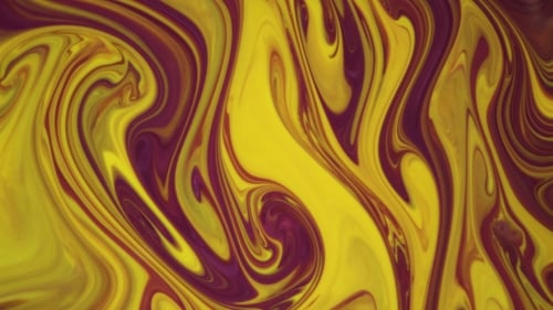 Encre violette et jaune réagissant dans l'eau créant un arrière-plan abstrait.