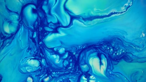 Blaue Tinte reagiert im Wasser und erzeugt einen abstrakten Hintergrund.