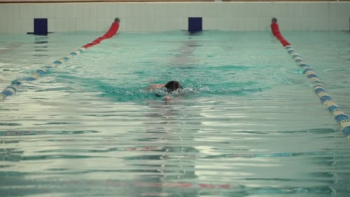 Atleta masculino nada en la piscina