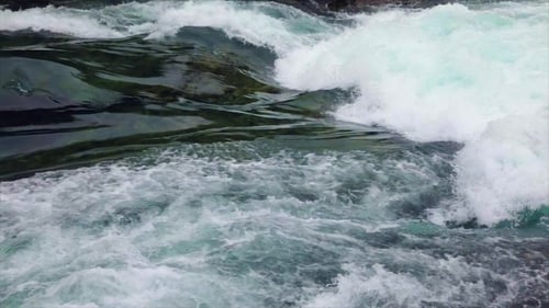 Eau de rivière de montagne avec