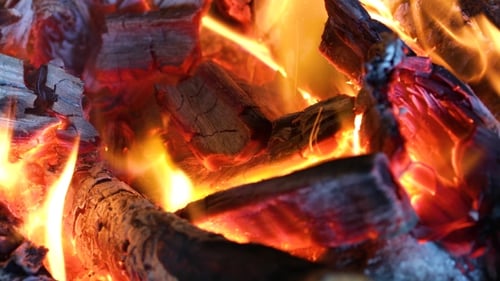 Flammen des Feuers auf schwarzem Hintergrund