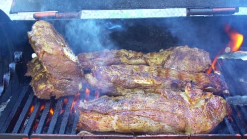Gegrilltes Schweinefleischsteak auf dem Grill Fleisch rotierend am Spieß. von Speisen Grillen auf dem Grill.
