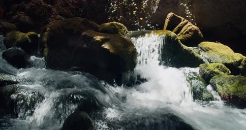 Wunderschöne Naturlandschaft mit fließendem Süßwasser am Gebirgsbach