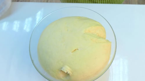 El chef pone la masa de levadura sobre la mesa.