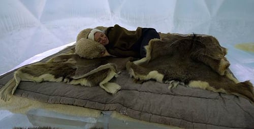 Niña durmiendo en una increíble cama de hielo dentro de un iglú