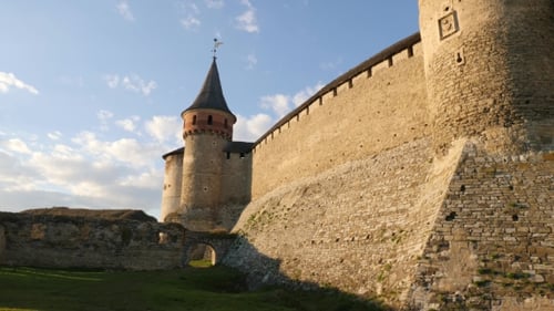 Kamerafahrt auf der Mauer der Festung Podolsk Kamenets