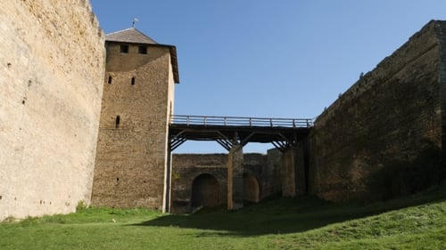Kamerafahrt auf Mauern und Türmen der alten Festung Khotyn