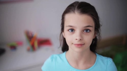 Belle Fille Souriante Heureuse à La Maison 51
