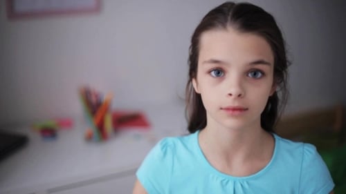 Belle Fille Souriante Heureuse À La Maison 54