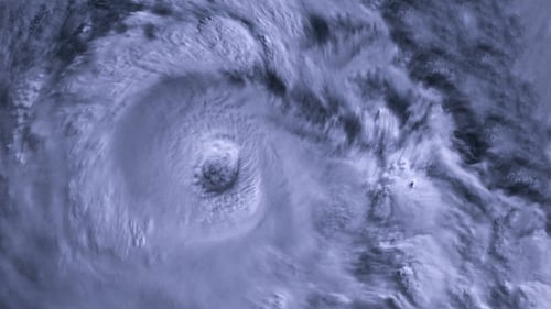 Der Hurricane Storm mit Blitz über dem Meer., Satellitenbild